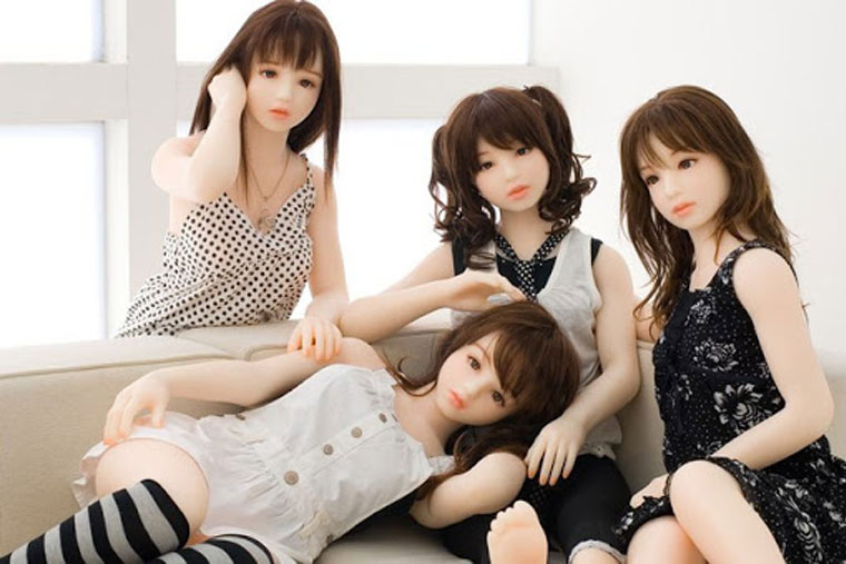 Búp bê <span class='marker'>tình dục</span> được <span class='marker'>sản xuất</span> để có <span class='marker'>hình trạng</span> <span class='marker'>na ná</span> với <span class='marker'>cơ thể</span> người thật, <span class='marker'>đặc thù</span> là cơ quan sinh dục Búp bê <span class='marker'>tình dục</span> được <span class='marker'>phân phối</span> để có <span class='marker'>dạng hình</span> <span class='marker'>na ná</span> với <span class='marker'>thân thể</span> người thật, <span class='marker'>đặc thù</span> là cơ quan sinh dục